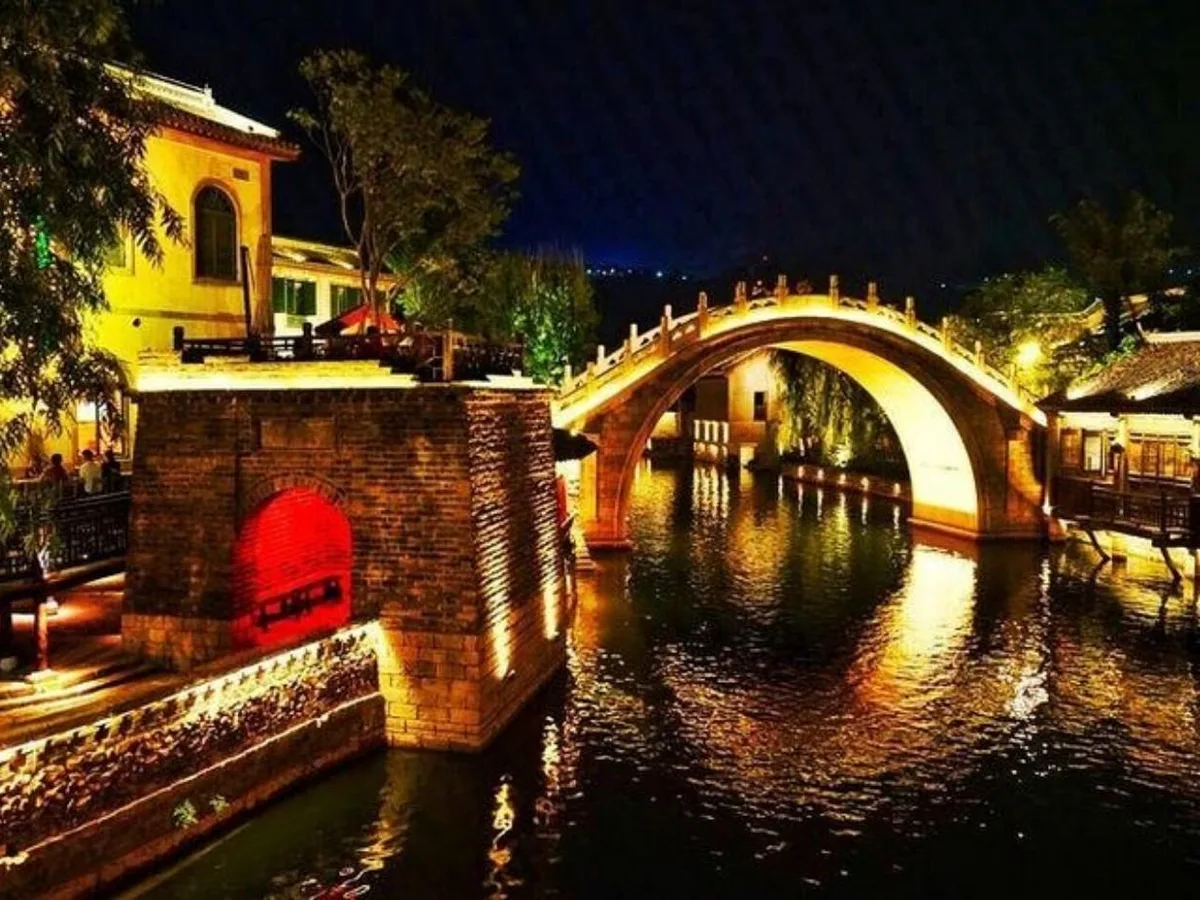 Beijing: Hutong Night Tour with Yunnan Dinner & Boat Ride