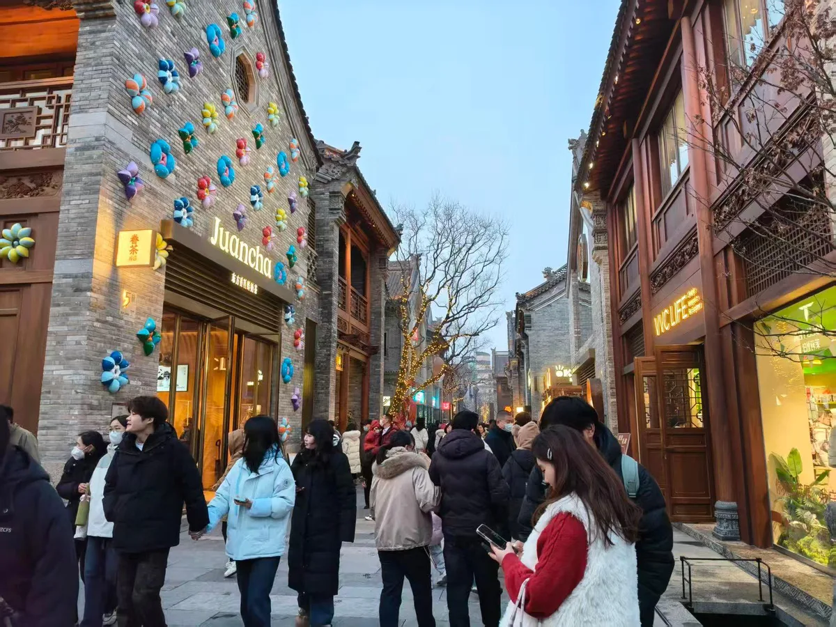 Zhengzhou Night Tour: Hot Pot & Foot Massage Experience