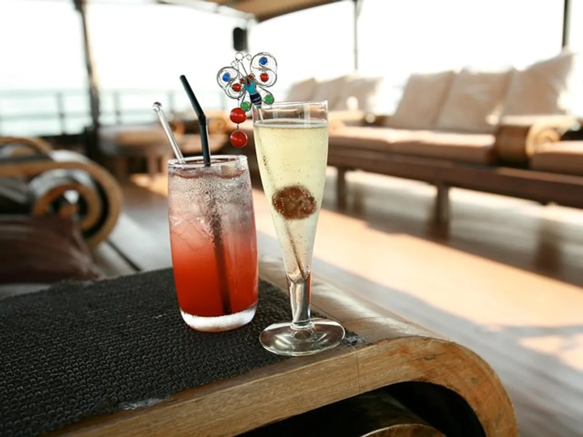 Aqua Luna: Evening Cruise at Victoria Harbour Hong Kong