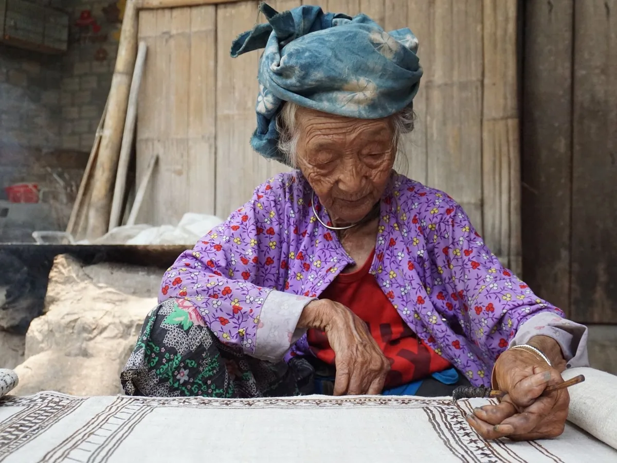 Sanya Li Brocade and Local Village Handcraft Experience with English Guide