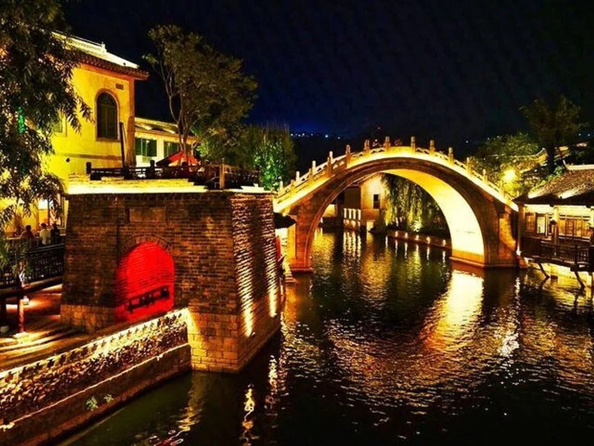 Beijing Hutong Night Tour with Yunnan Style Dinner and Boat Ride