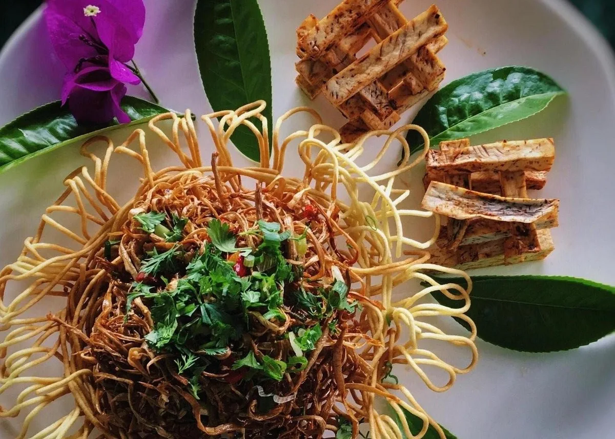 Beijing: Hutong Night Tour with Yunnan Dinner & Boat Ride · 3/4