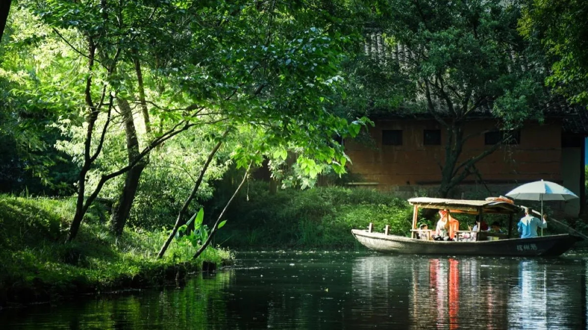 Hangzhou: Xixi Wetland National Park Eco-Tour & Boat Ride · 3/4