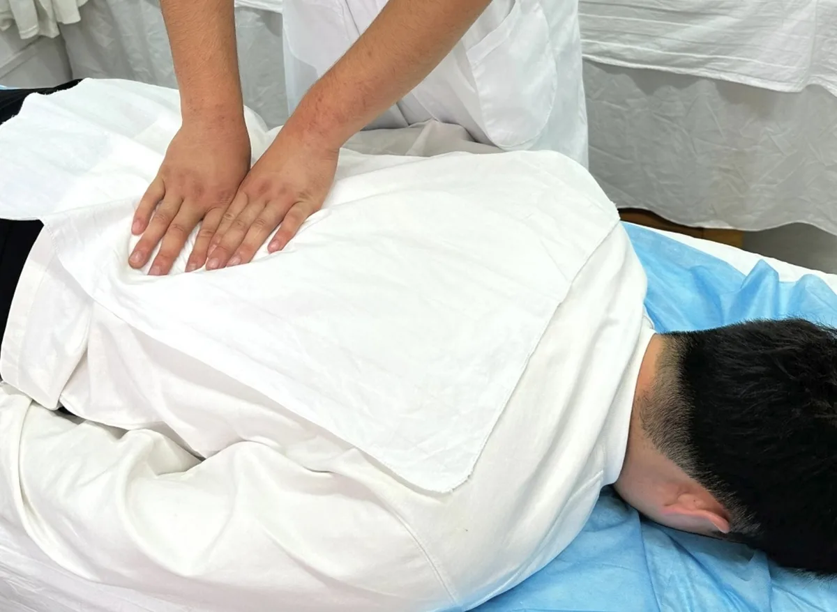 Zhengzhou Night Tour: Hot Pot & Foot Massage Experience · 4/4