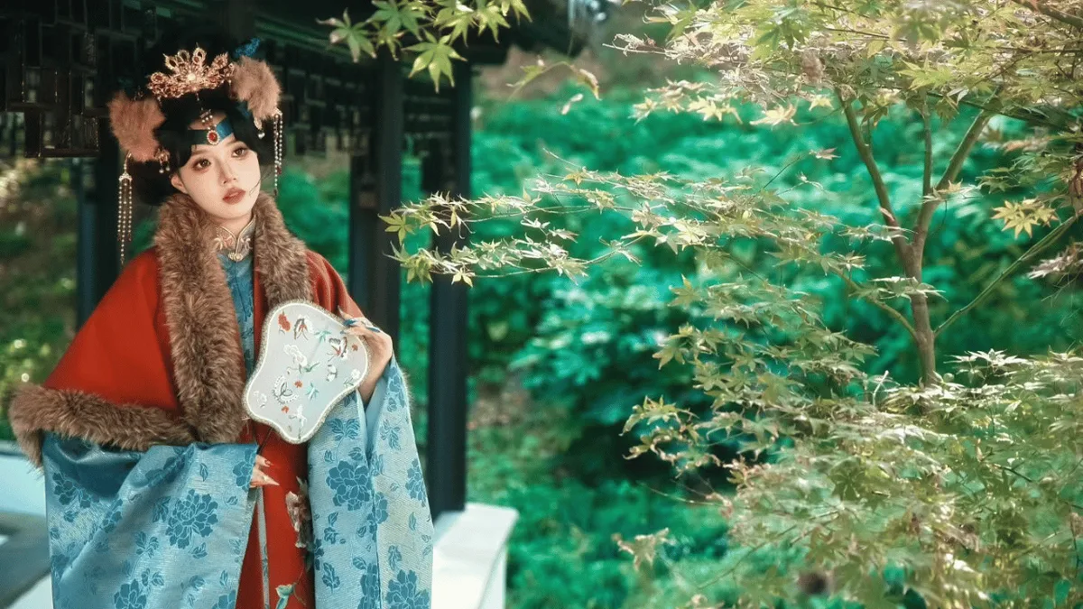 Suzhou: Classical Hanfu Photoshoot on Pingjiang Road · 2/4