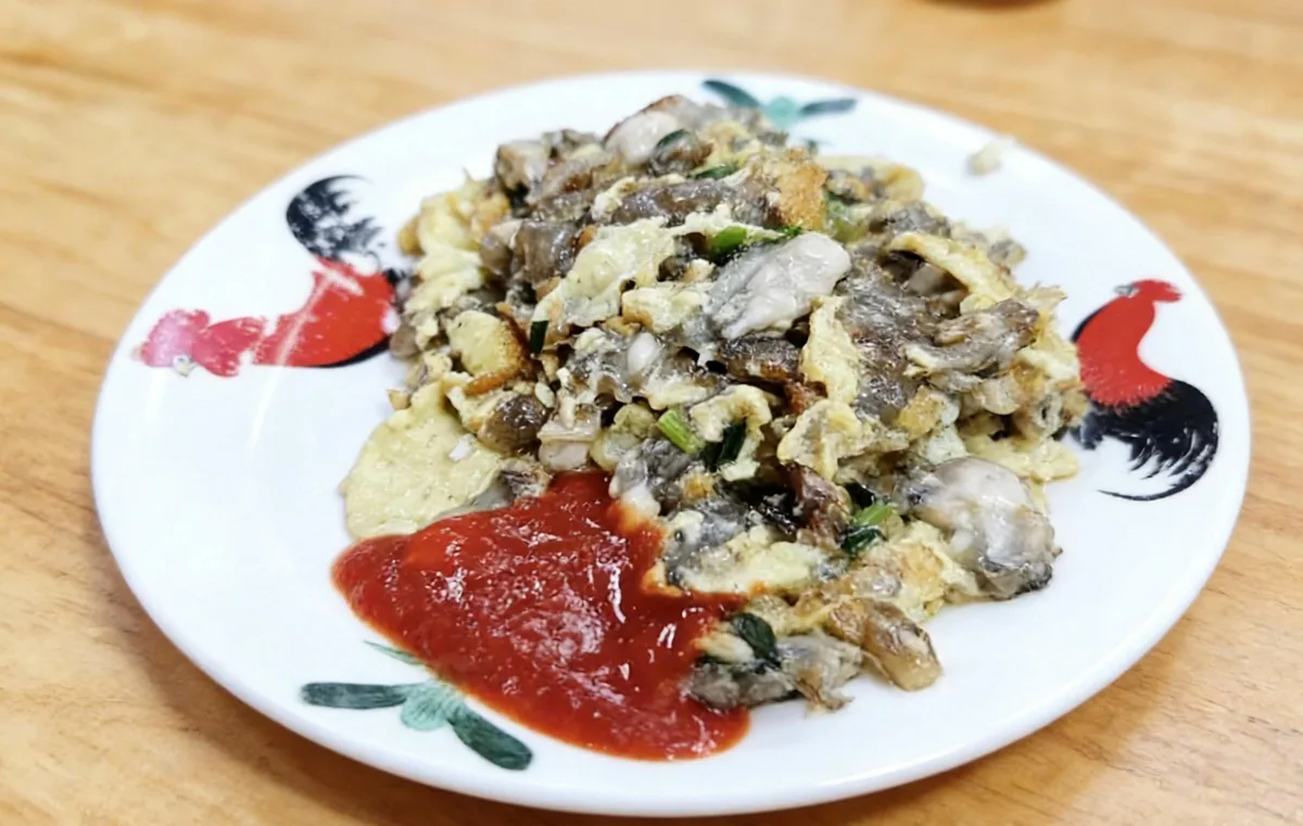 Xiamen local food tour on Historic Zhongshan Arcade Streets · 2/4