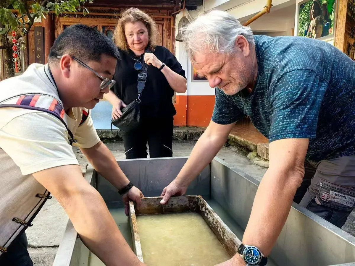 Lijiang: Traditional Craft Workshop With Paper, Tea & Art · 2/4