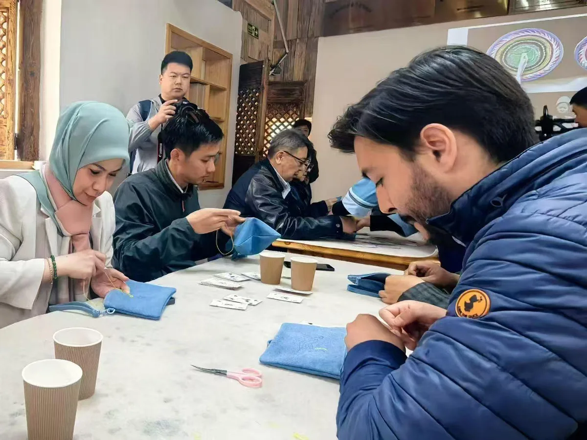 Lijiang: Traditional Craft Workshop With Paper, Tea & Art · 4/4