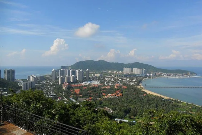 Sanya: Luhuitou Park Sunset & Local Seafood Market Half-Day Tour · 2/4