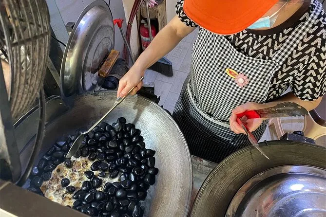 Wuhan Local Food Walking Tour: Hot Dry Noodles to Lotus Soup · 2/4