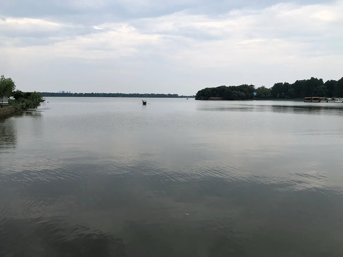 Wuhan East Lake Cycling Half-Day Tour with Lotus and Plum Garden · 4/4