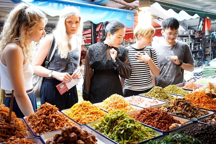 Chengdu Cooking Class with a Local Market Visit · 2/4