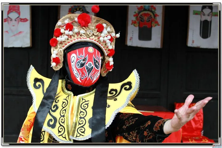 Skip the Line: Sichuan Opera Chengdu Ticket · 3/4