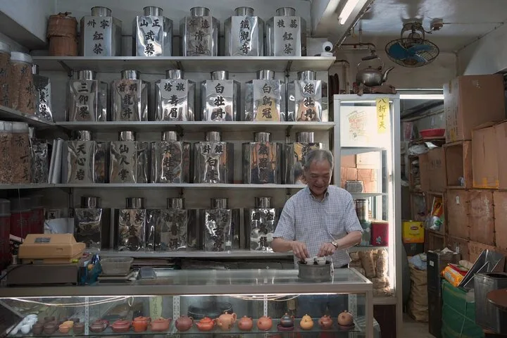 Hong Kong Street Food Tour with Locals - Dim Sum, Wonton & more · 3/4