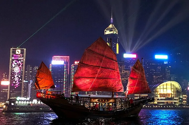 Hong Kong: Dukling , Antique Boat Tour in Victoria Harbour · 2/4