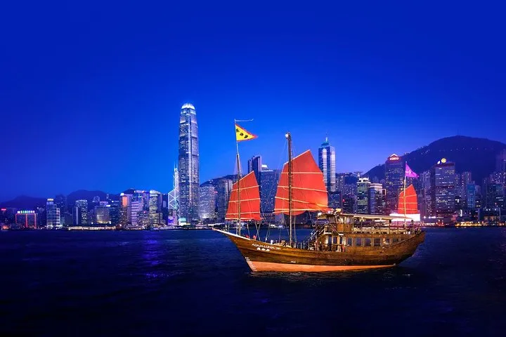 Aqua Luna: Evening Cruise at Victoria Harbour Hong Kong · 2/4