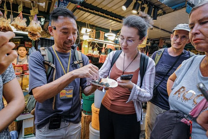 Hong Kong: Kowloon Street Markets Culture Walking Tour · 2/4