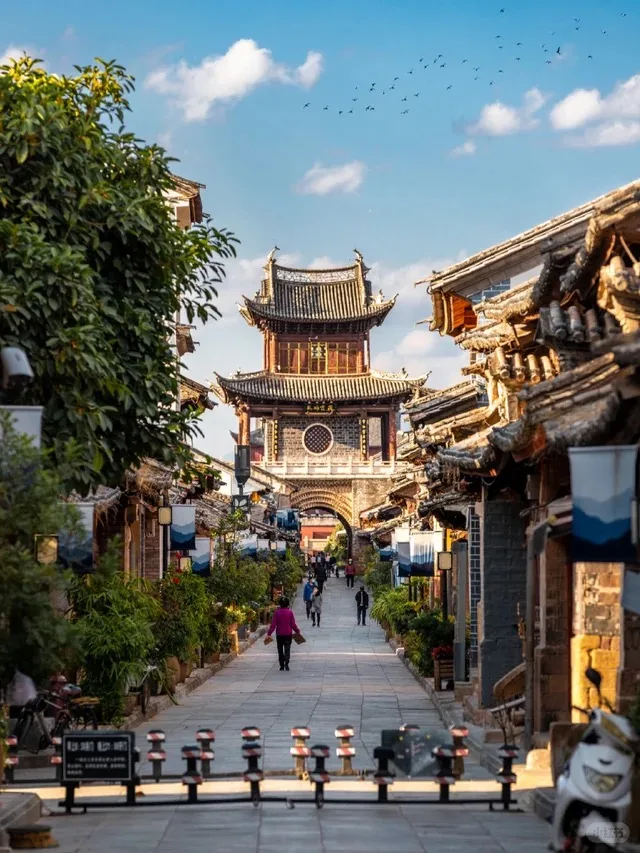 Half-Day Weishan Ancient Walled Town Walking Tour from Dali · 3/4