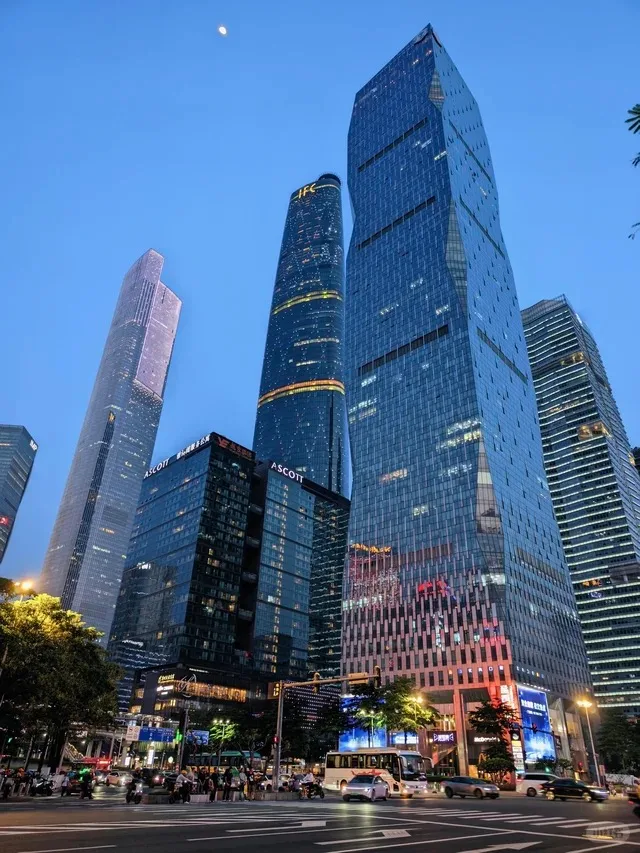 Guangzhou Pearl River Night Cruise with Dinner · 3/4