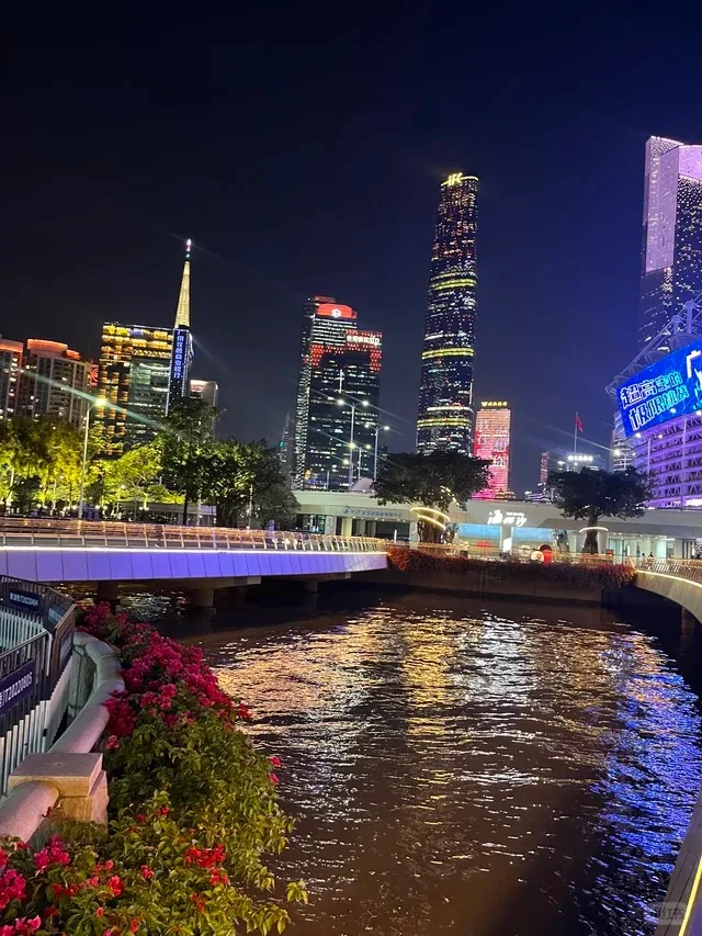 Guangzhou Pearl River Night Cruise with Dinner · 4/4