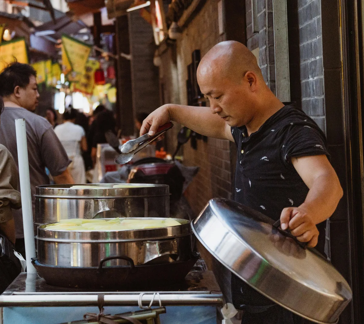 Jiqing Street Evening Food Tour with Local Hubei Specialties · 2/4