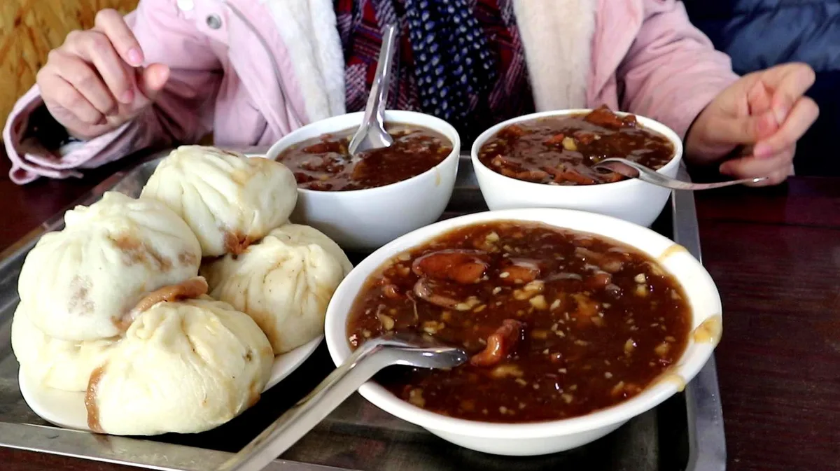 3-Hour Beijing Hutong Breakfast Food Tour · 2/4