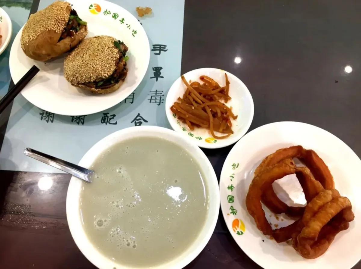 3-Hour Beijing Hutong Breakfast Food Tour · 3/4